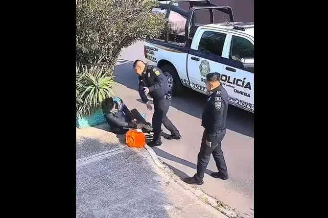 ¡Vergüenza! Redes sociales estallan contra policía que atacó a jardinero de descansaba (+videos)